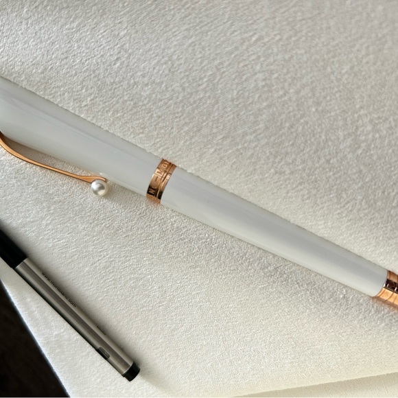 Montblanc Muses Marilyn Monroe Special Edition Pearl Rollerball - Picture 4 of 6